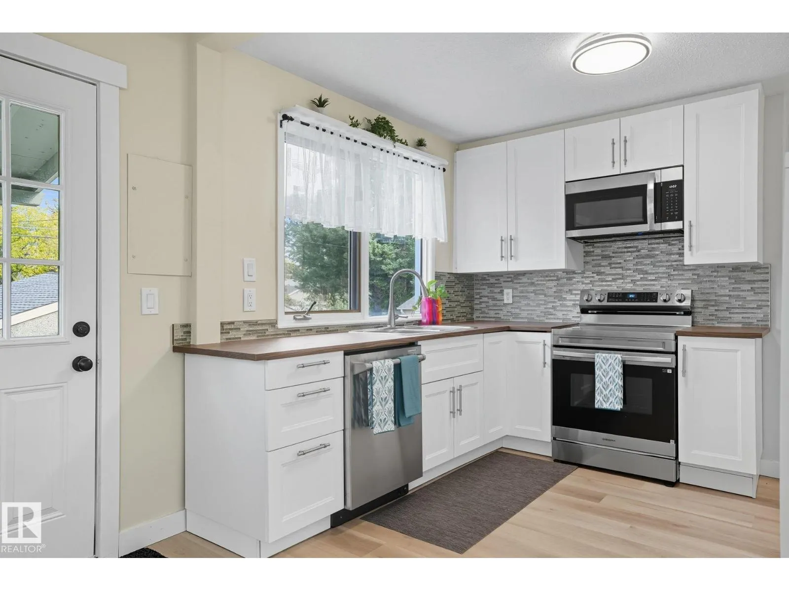 11222 71 AV NW