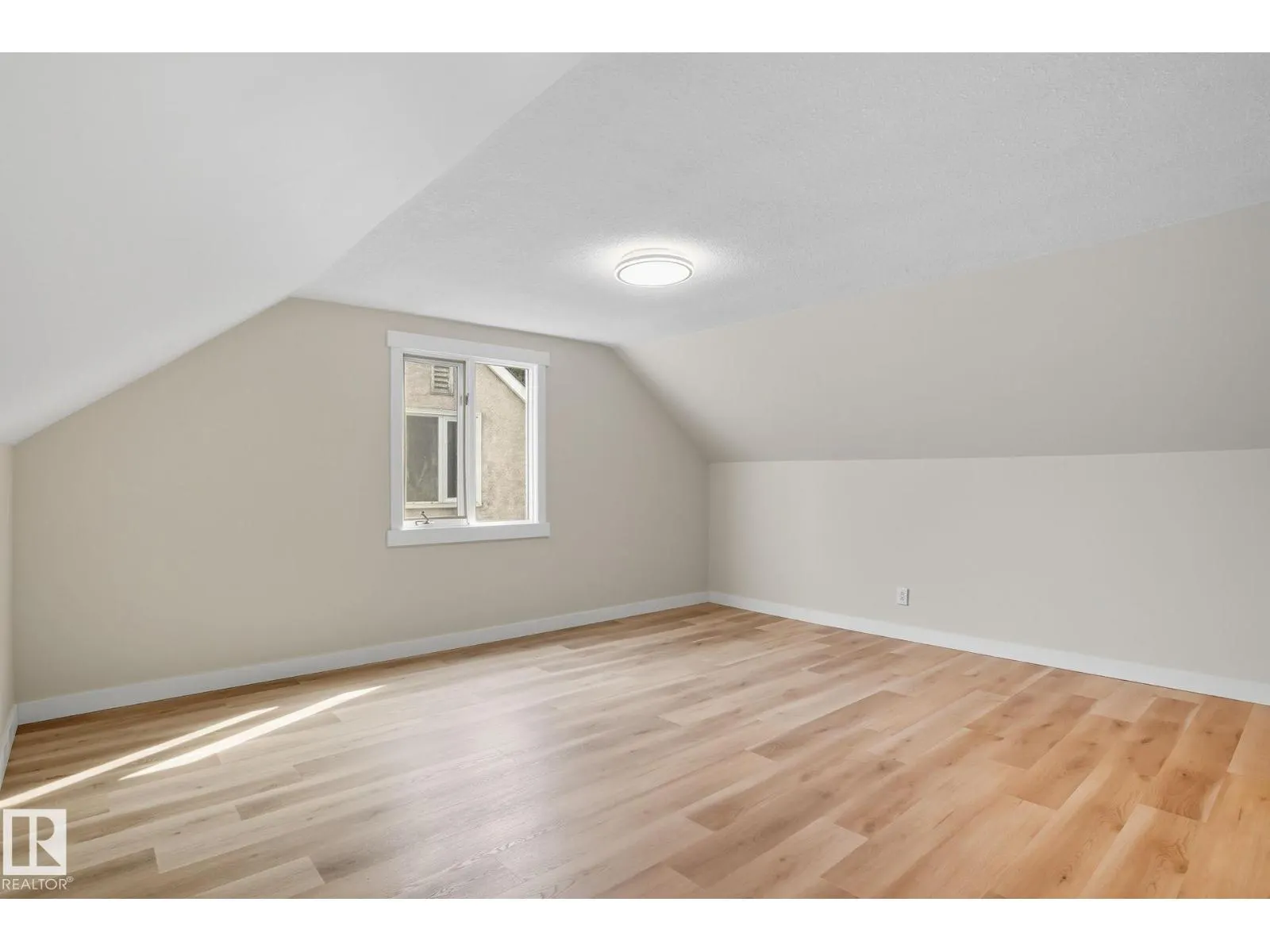 11222 71 AV NW