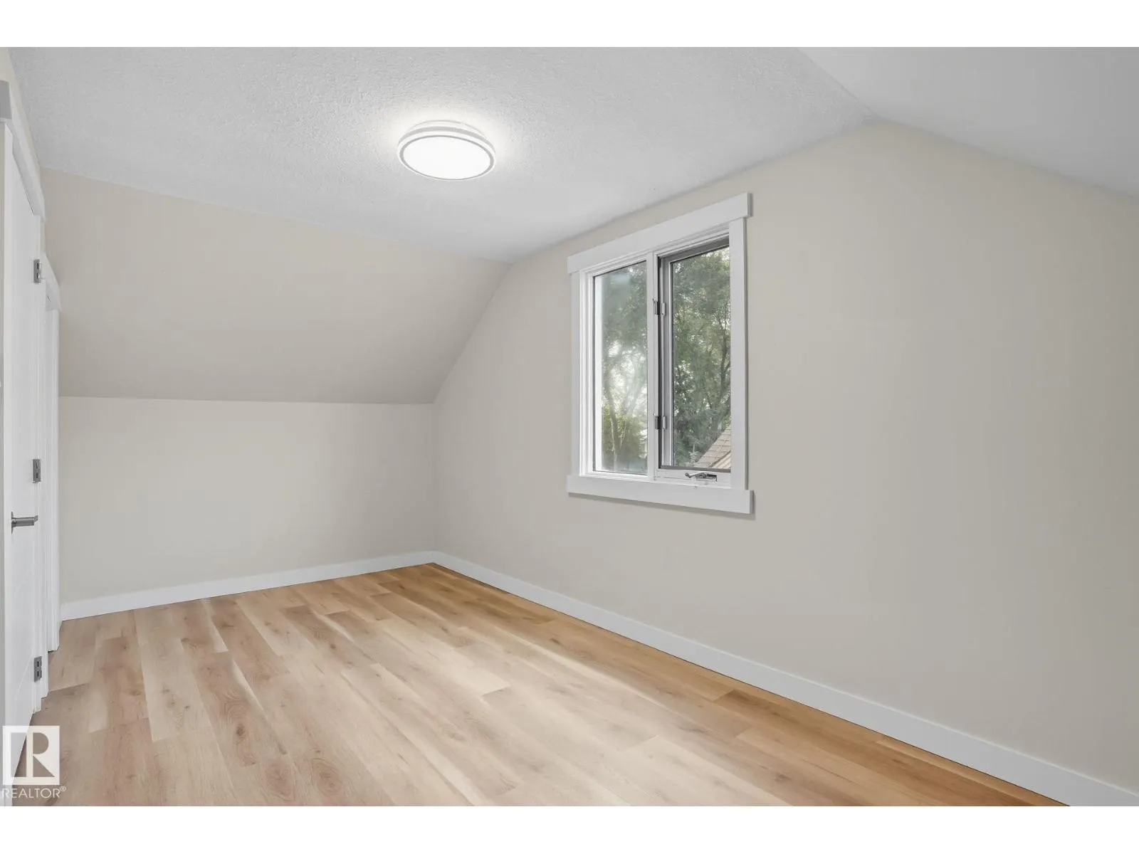 11222 71 AV NW
