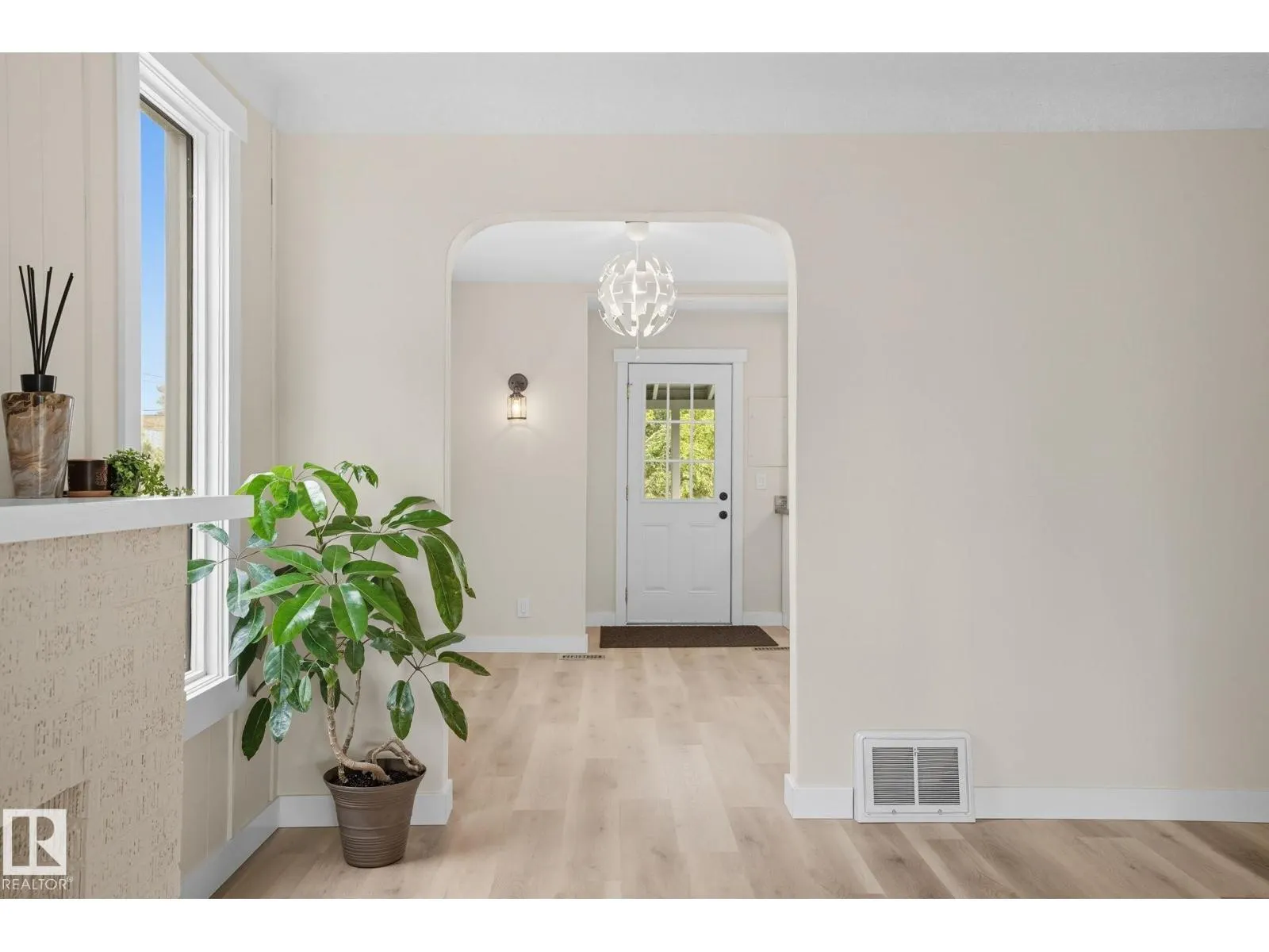 11222 71 AV NW