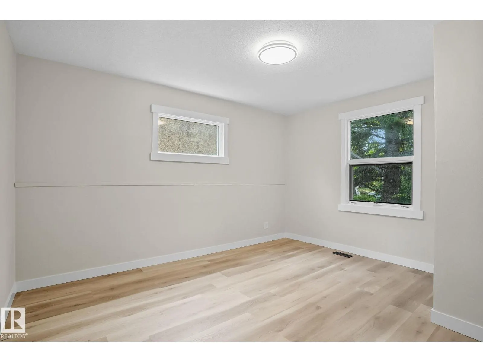11222 71 AV NW