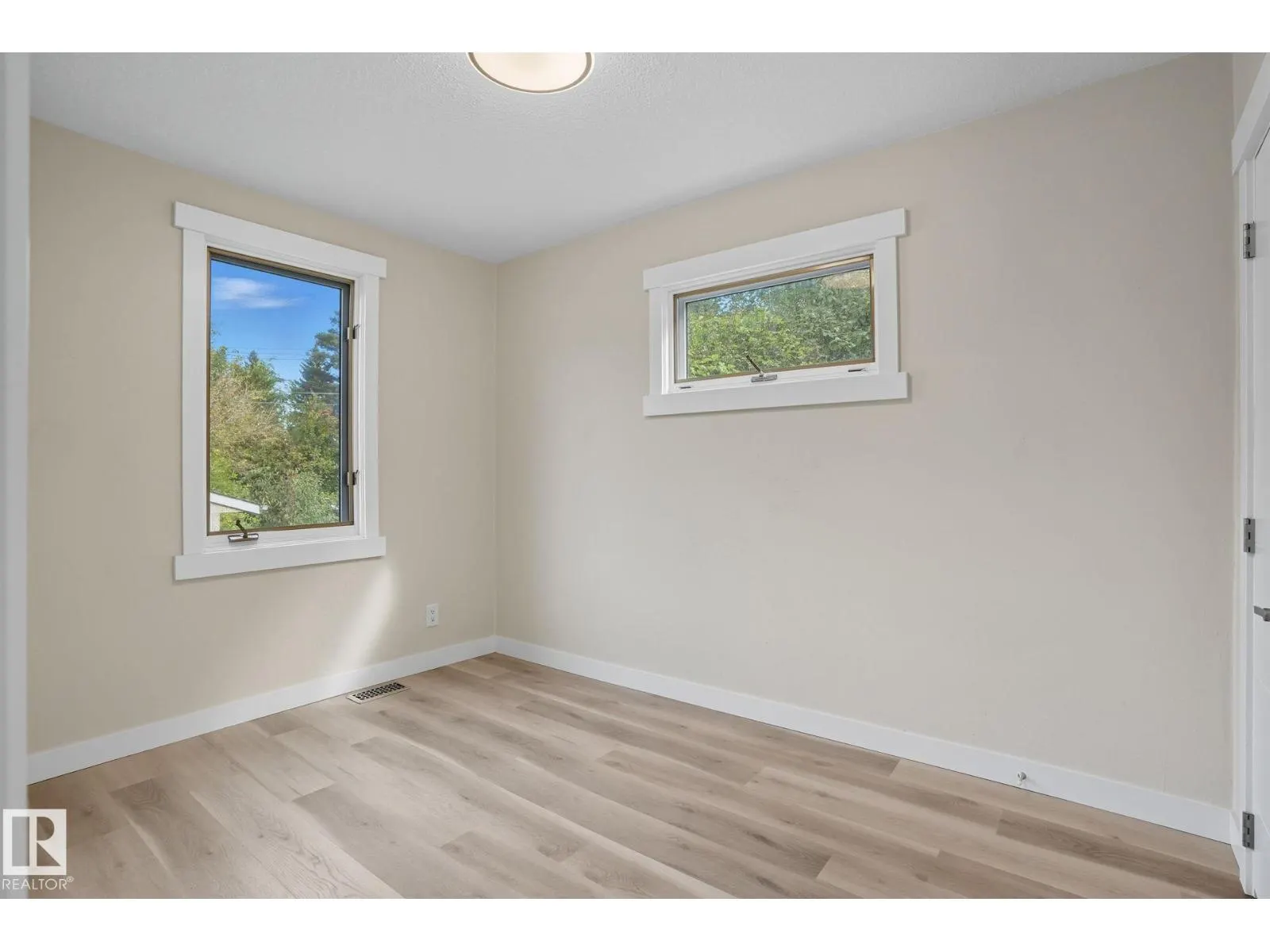 11222 71 AV NW