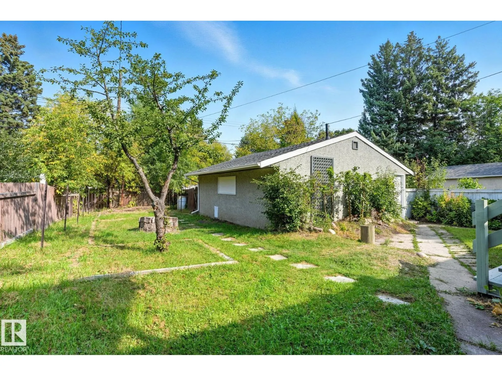 11222 71 AV NW