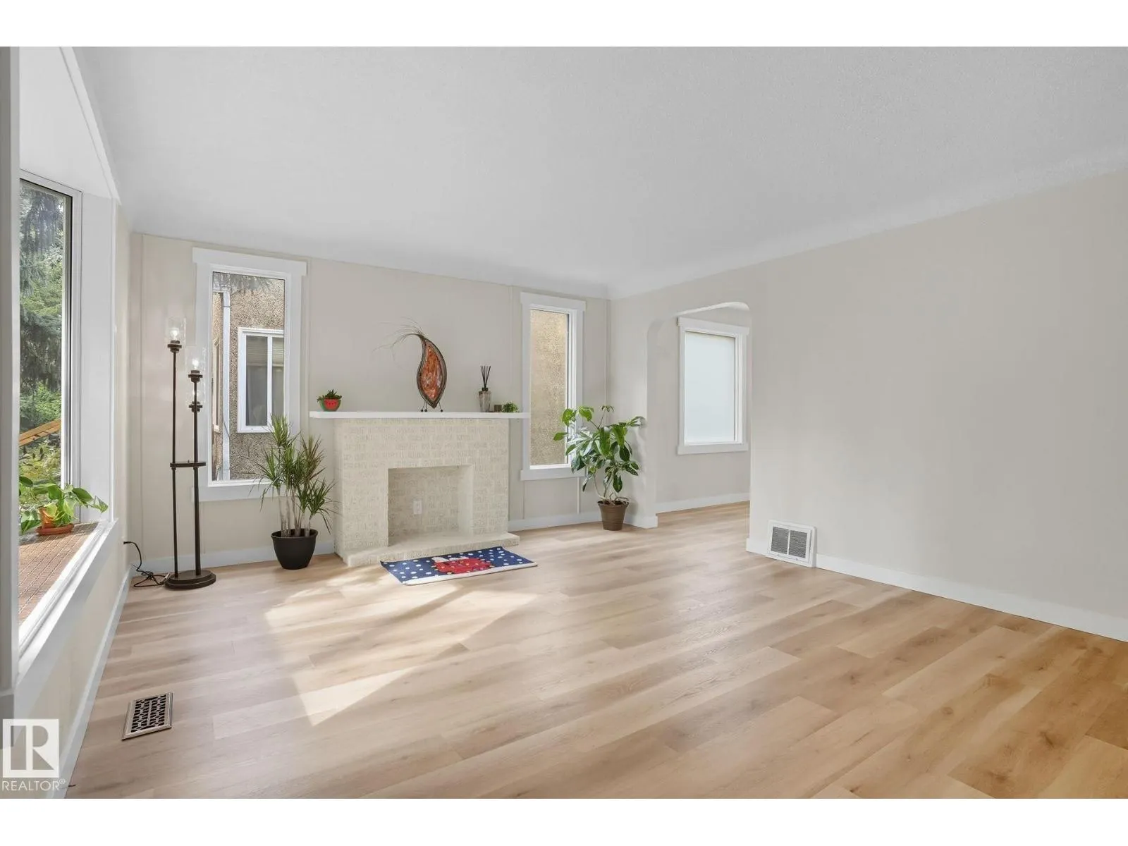 11222 71 AV NW