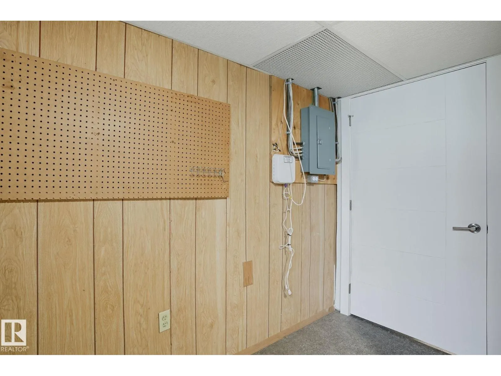 11222 71 AV NW