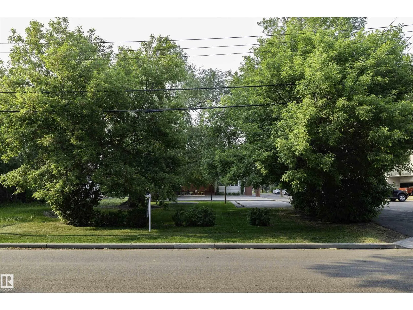 10416 87 AV NW