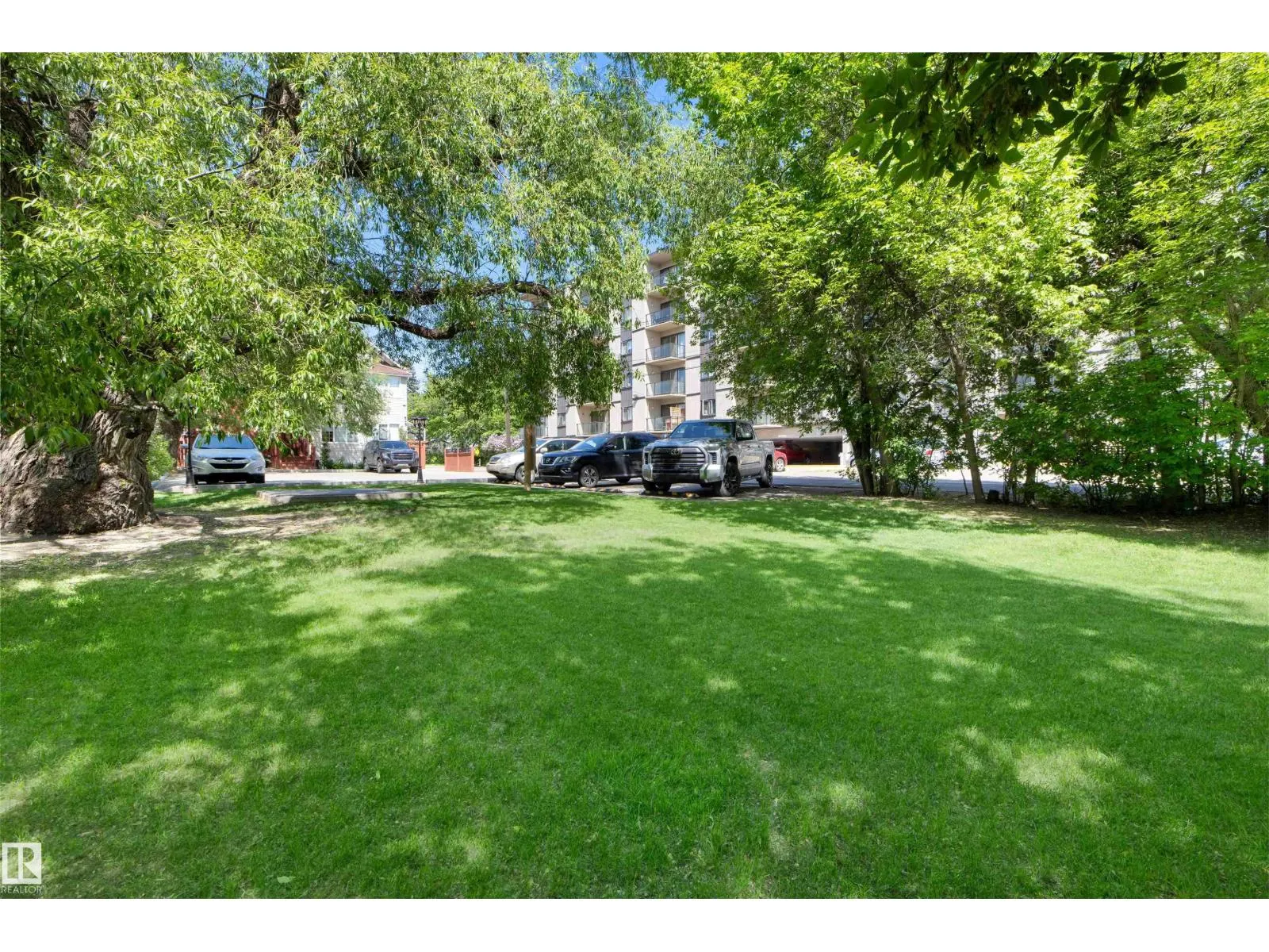 10416 87 AV NW