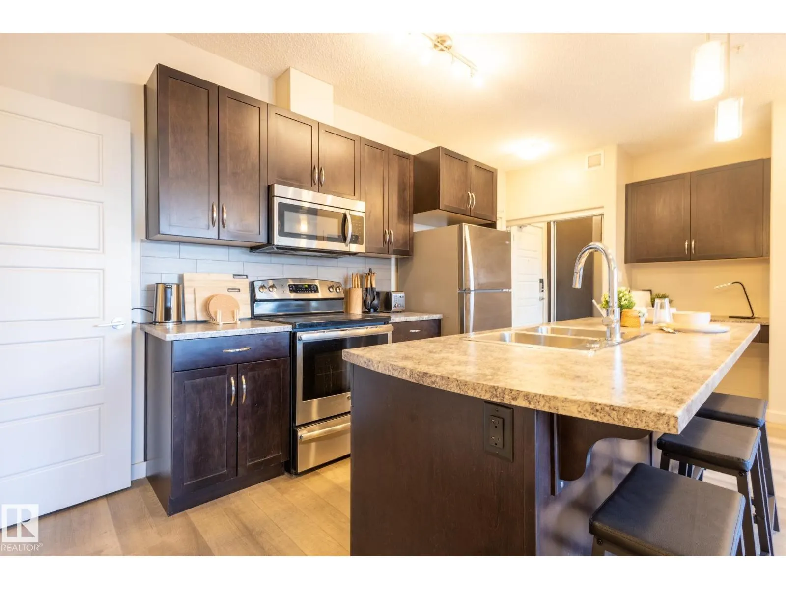 #403 320 AMBLESIDE LI SW