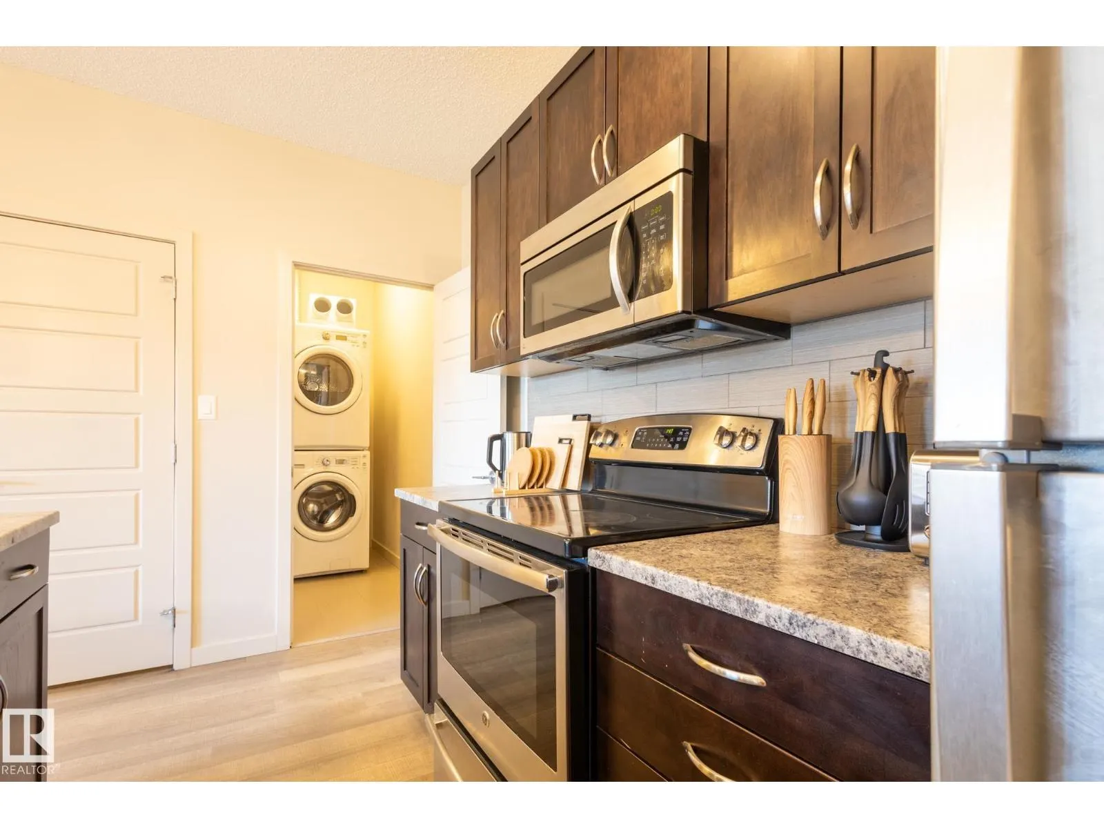 #403 320 AMBLESIDE LI SW