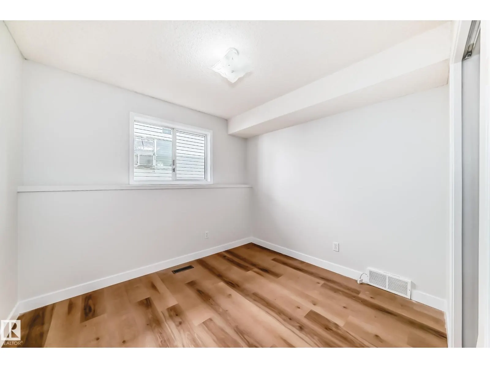 1141 60 ST NW