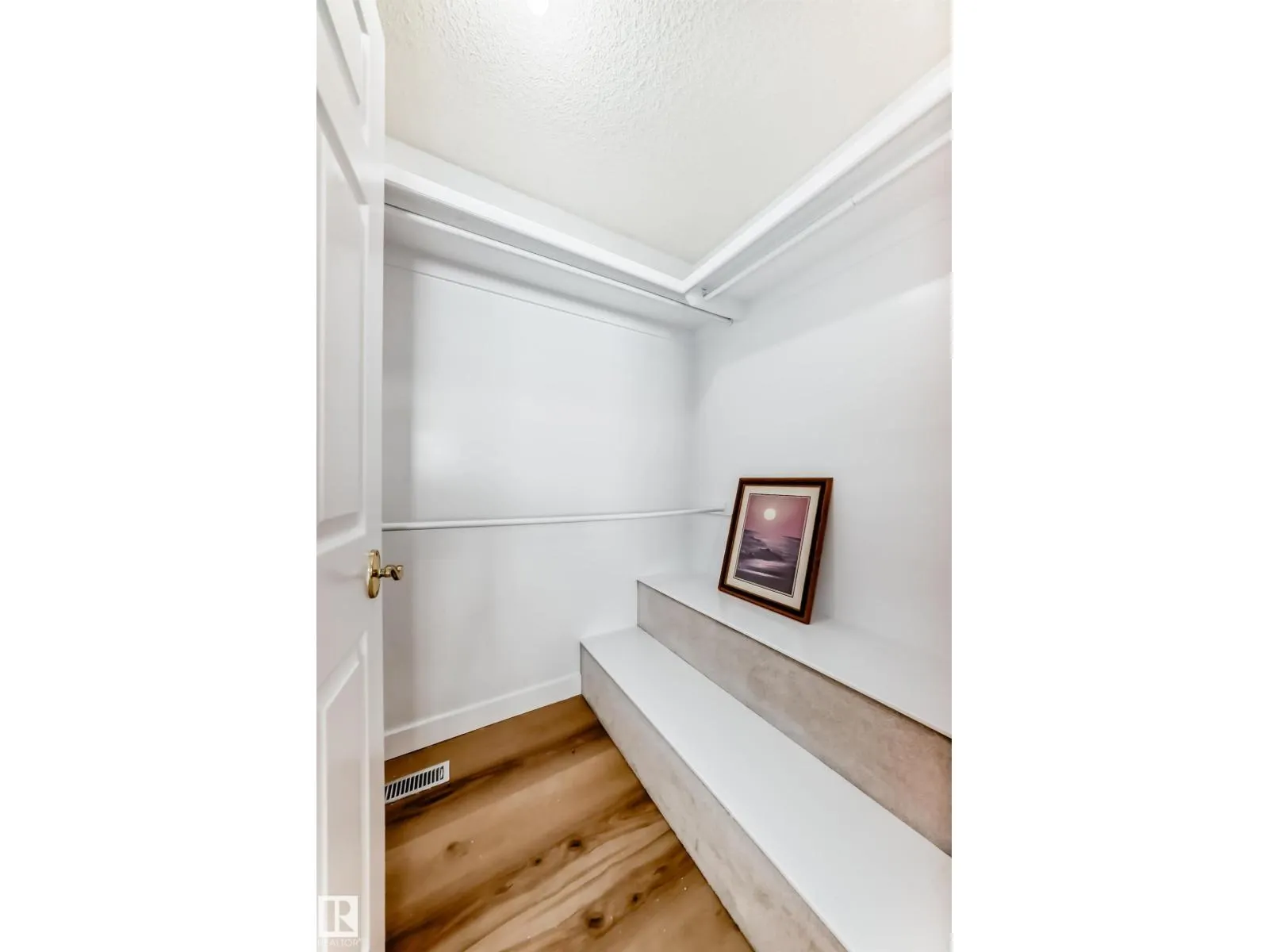 1141 60 ST NW