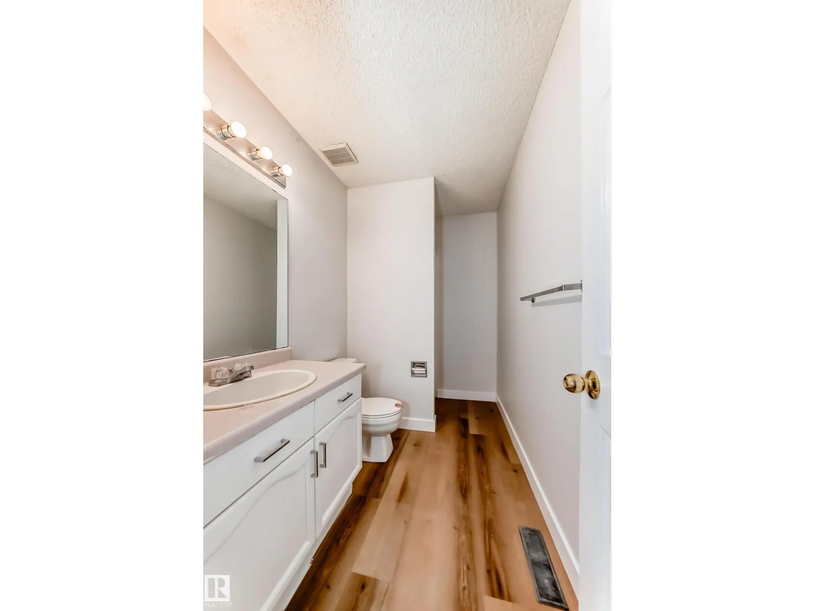 1141 60 ST NW