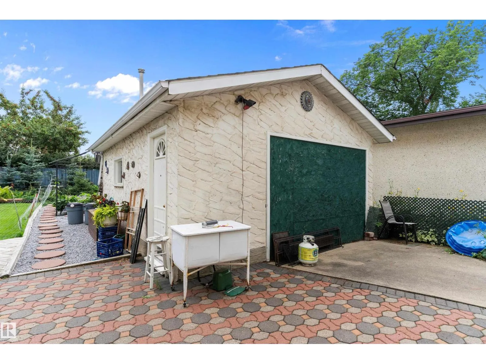 3443 87 ST NW