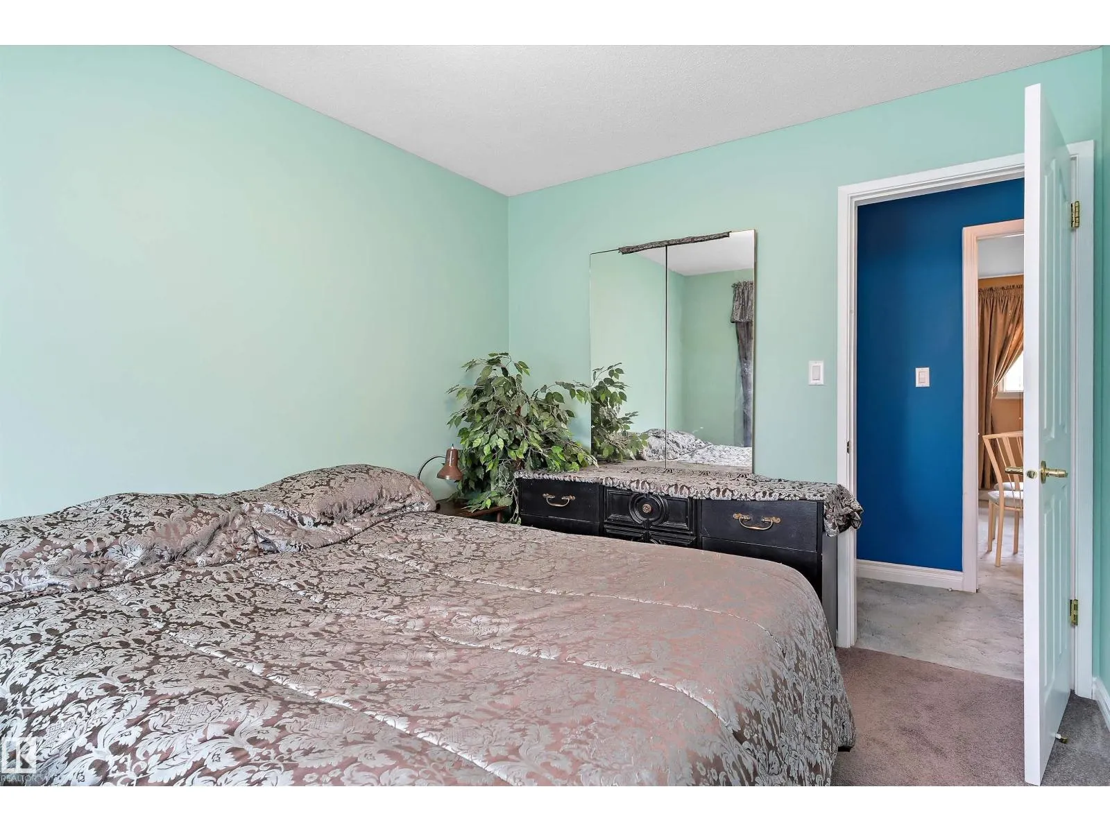 3443 87 ST NW