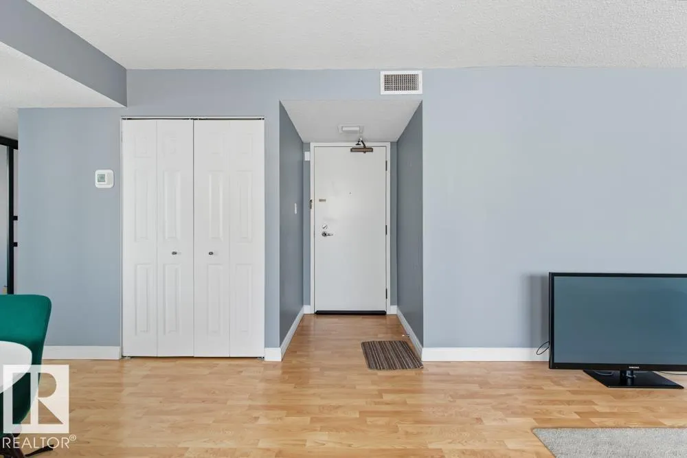 #504 10025 113 ST NW
