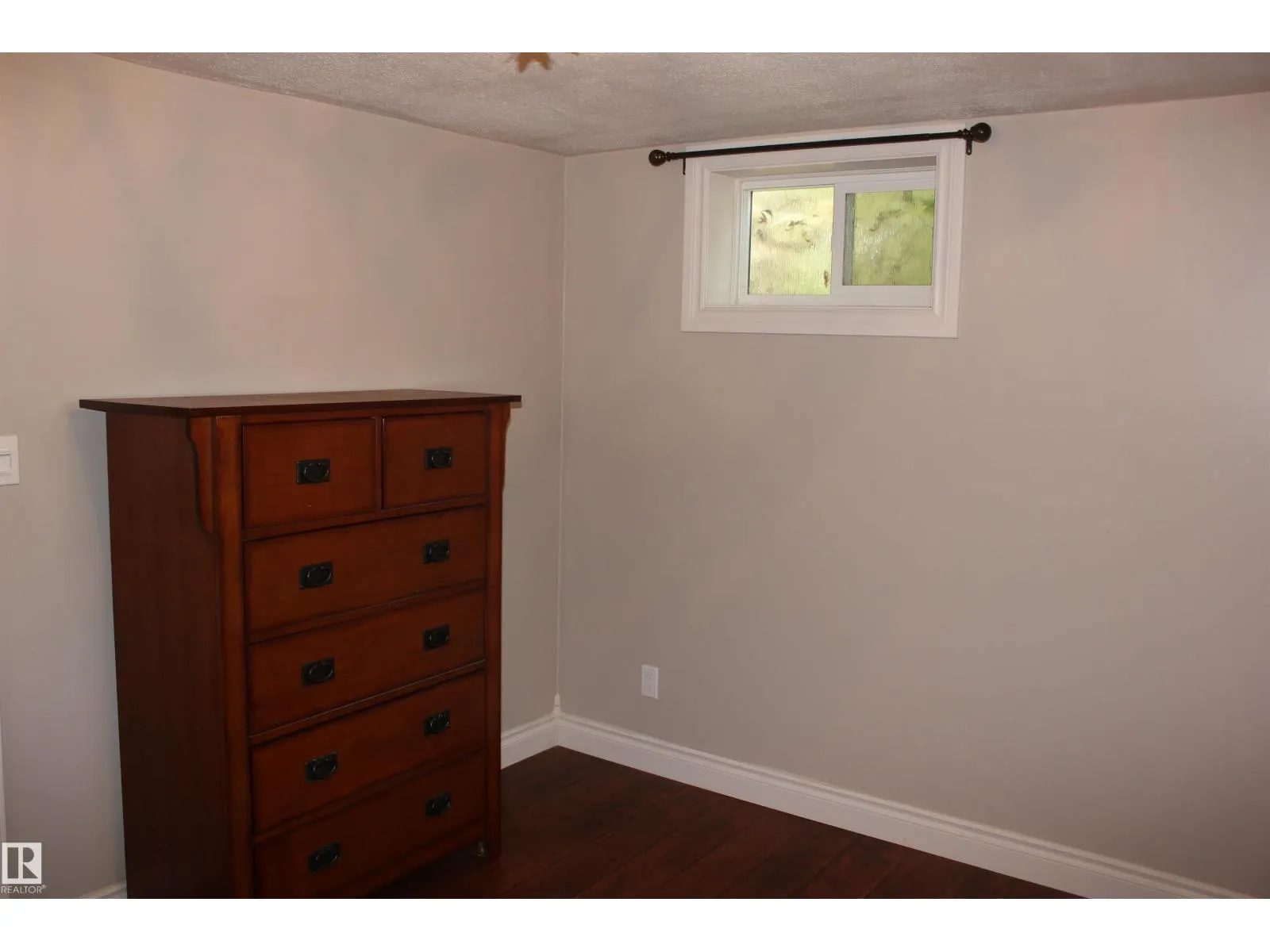 29 2nd ST E