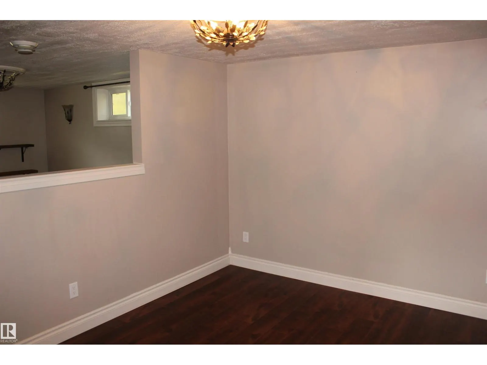 29 2nd ST E