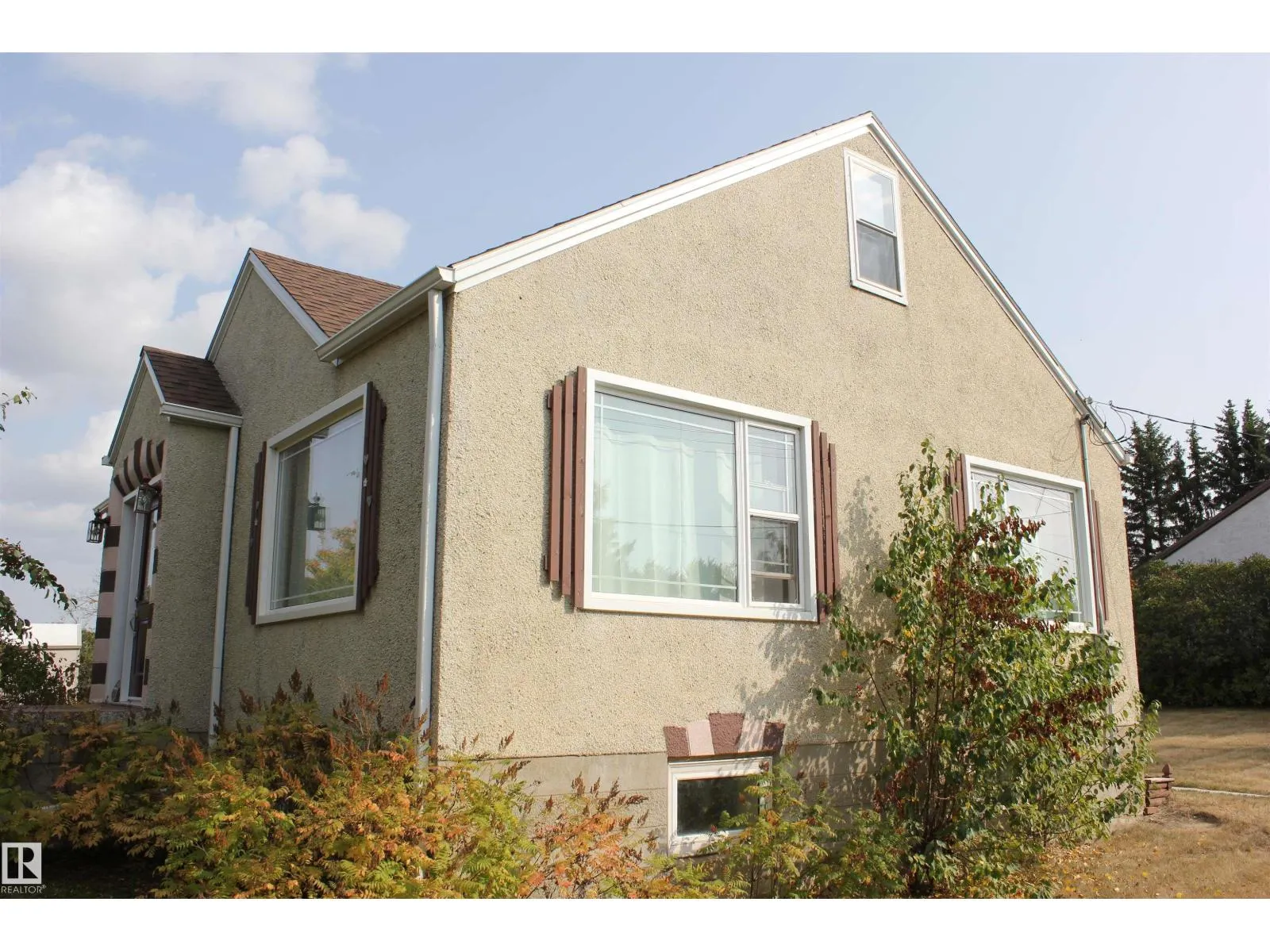 29 2nd ST E