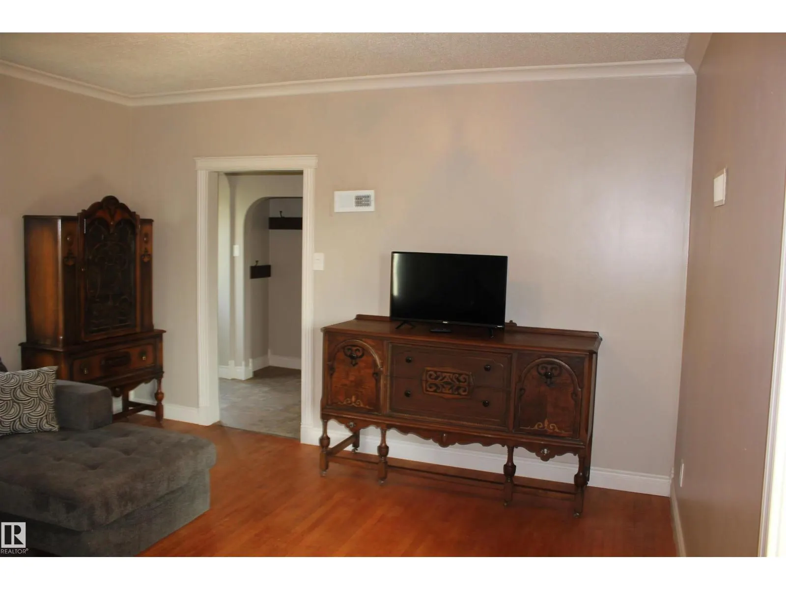 29 2nd ST E