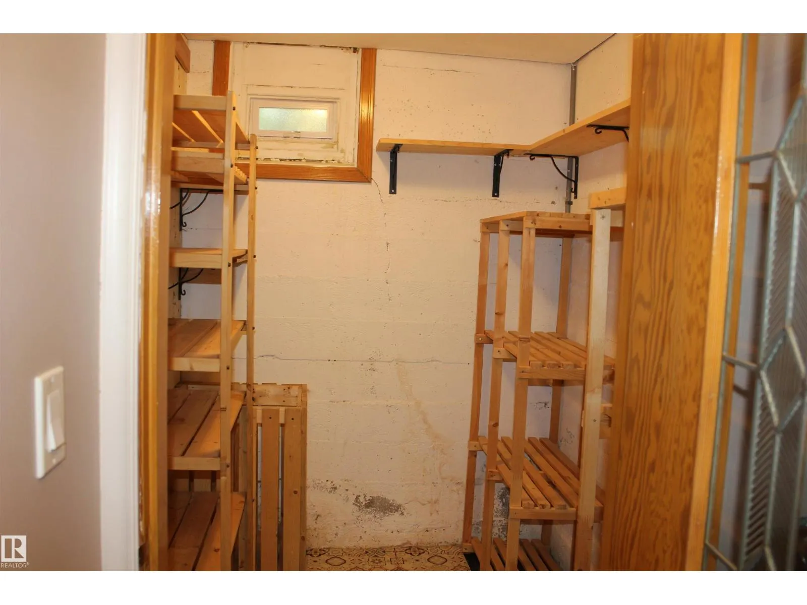 29 2nd ST E