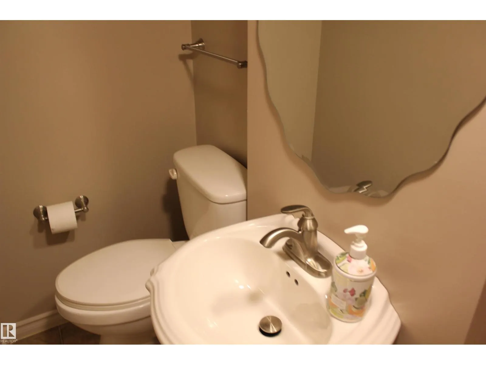 29 2nd ST E
