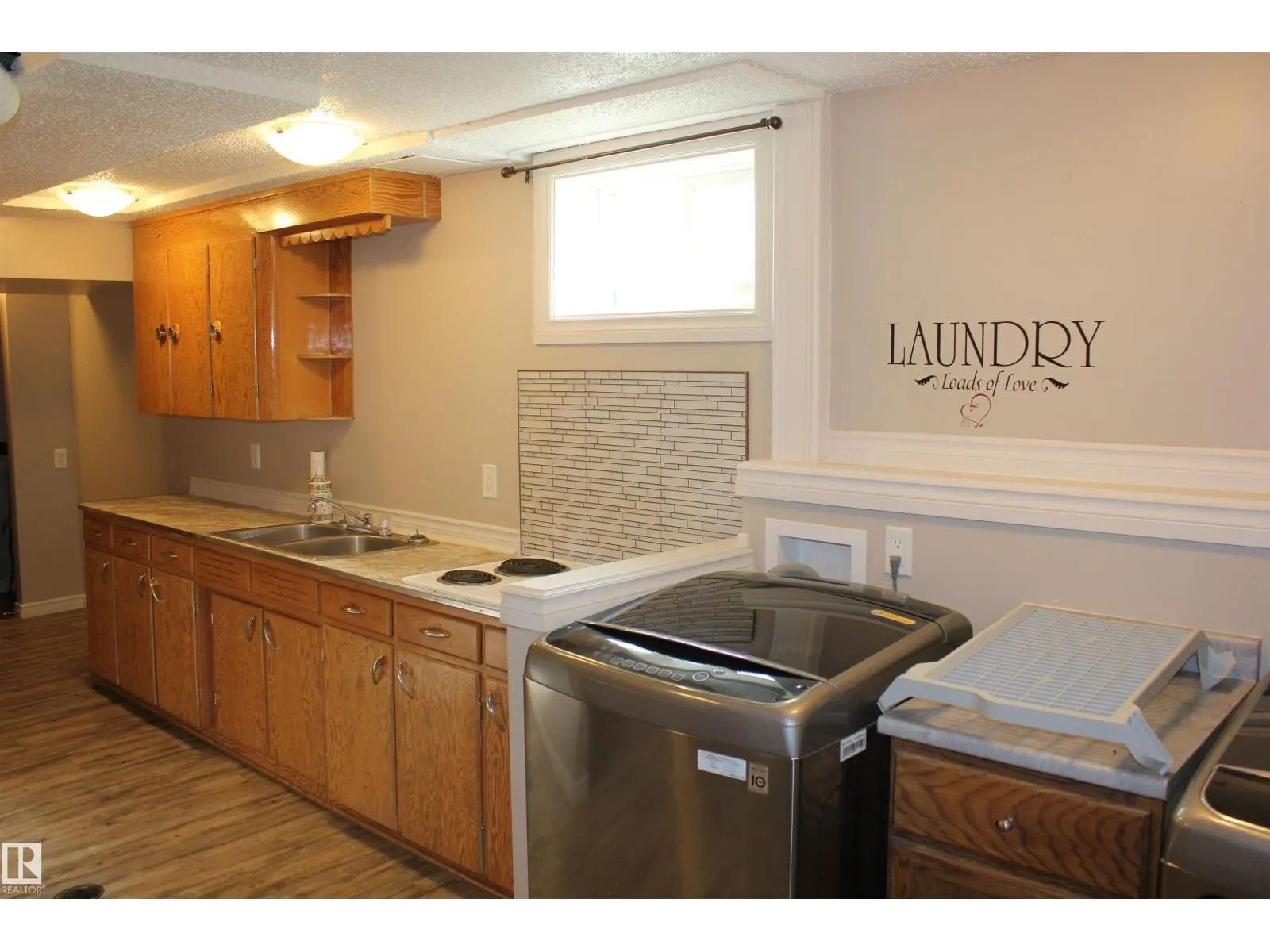 29 2nd ST E