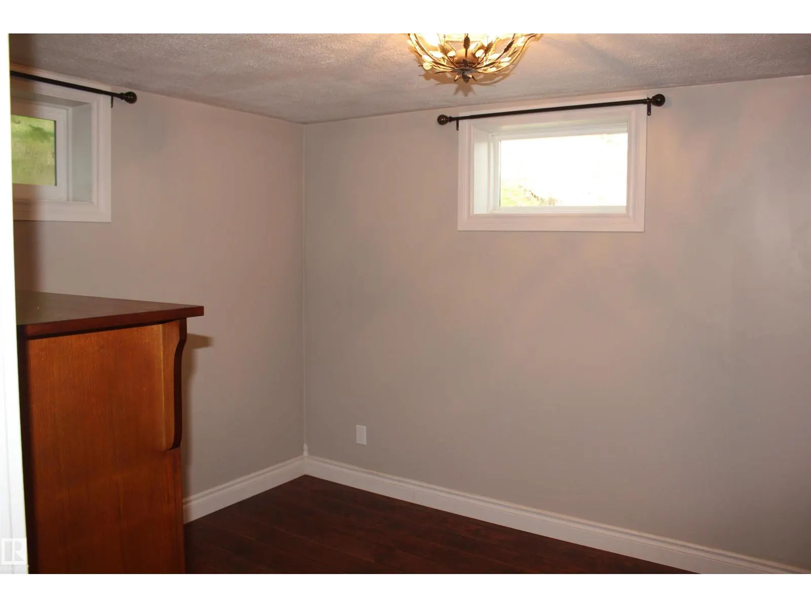 29 2nd ST E