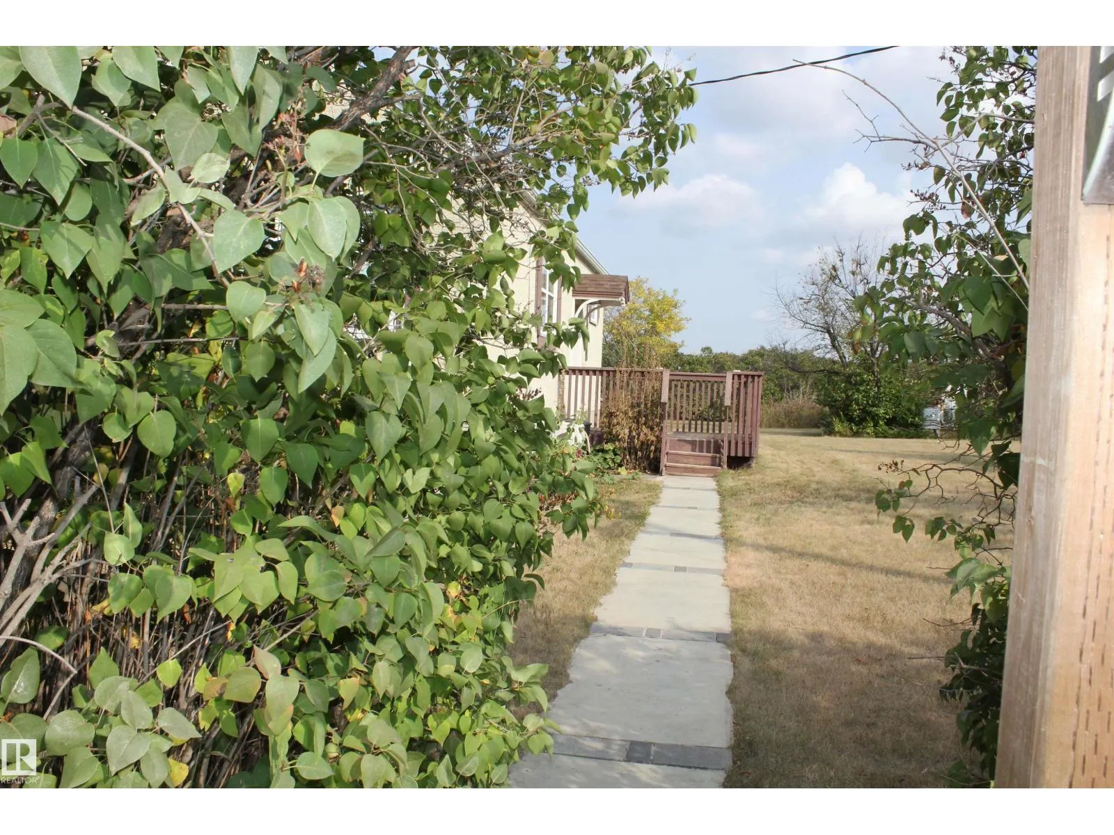29 2nd ST E