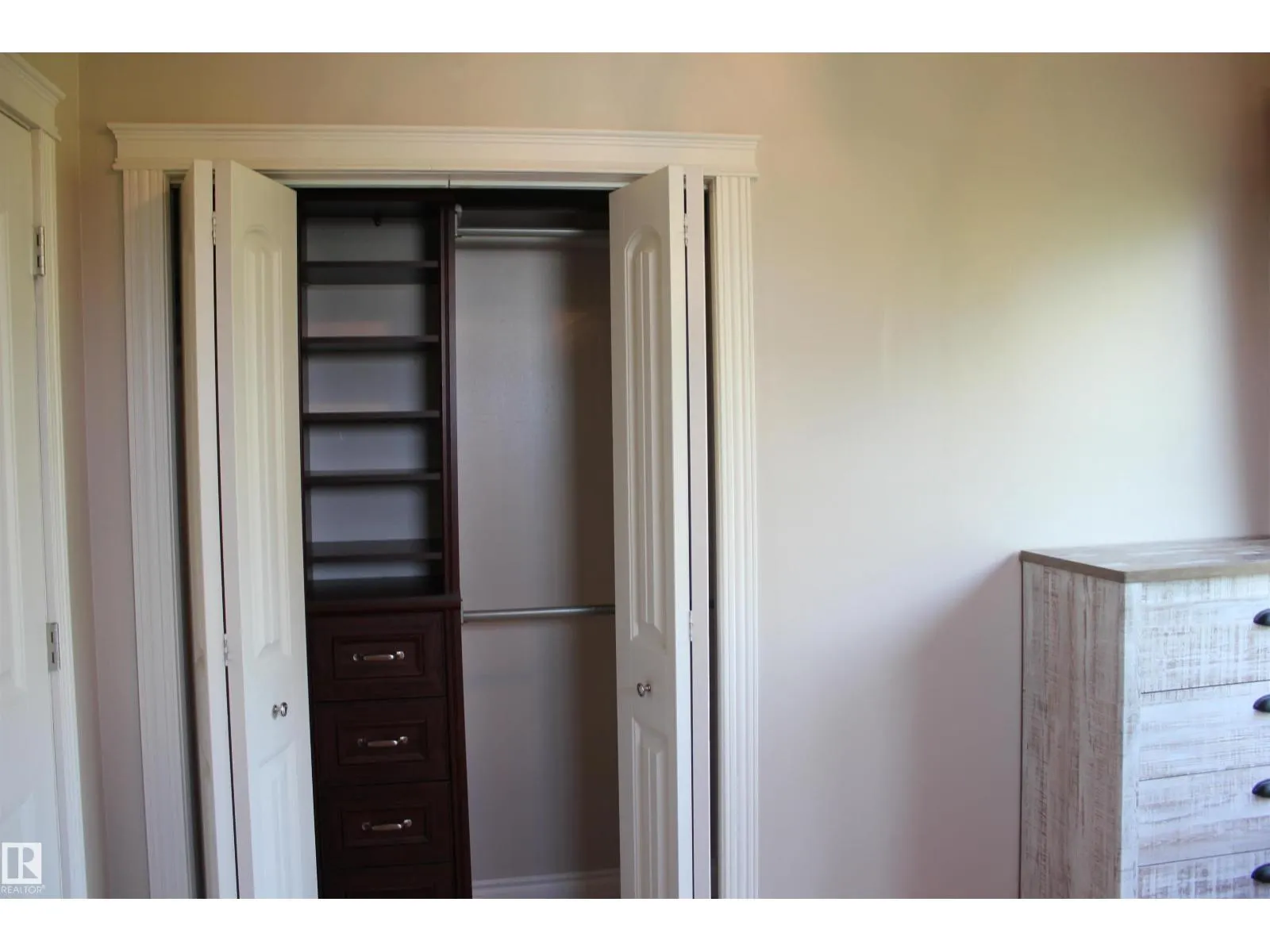 29 2nd ST E