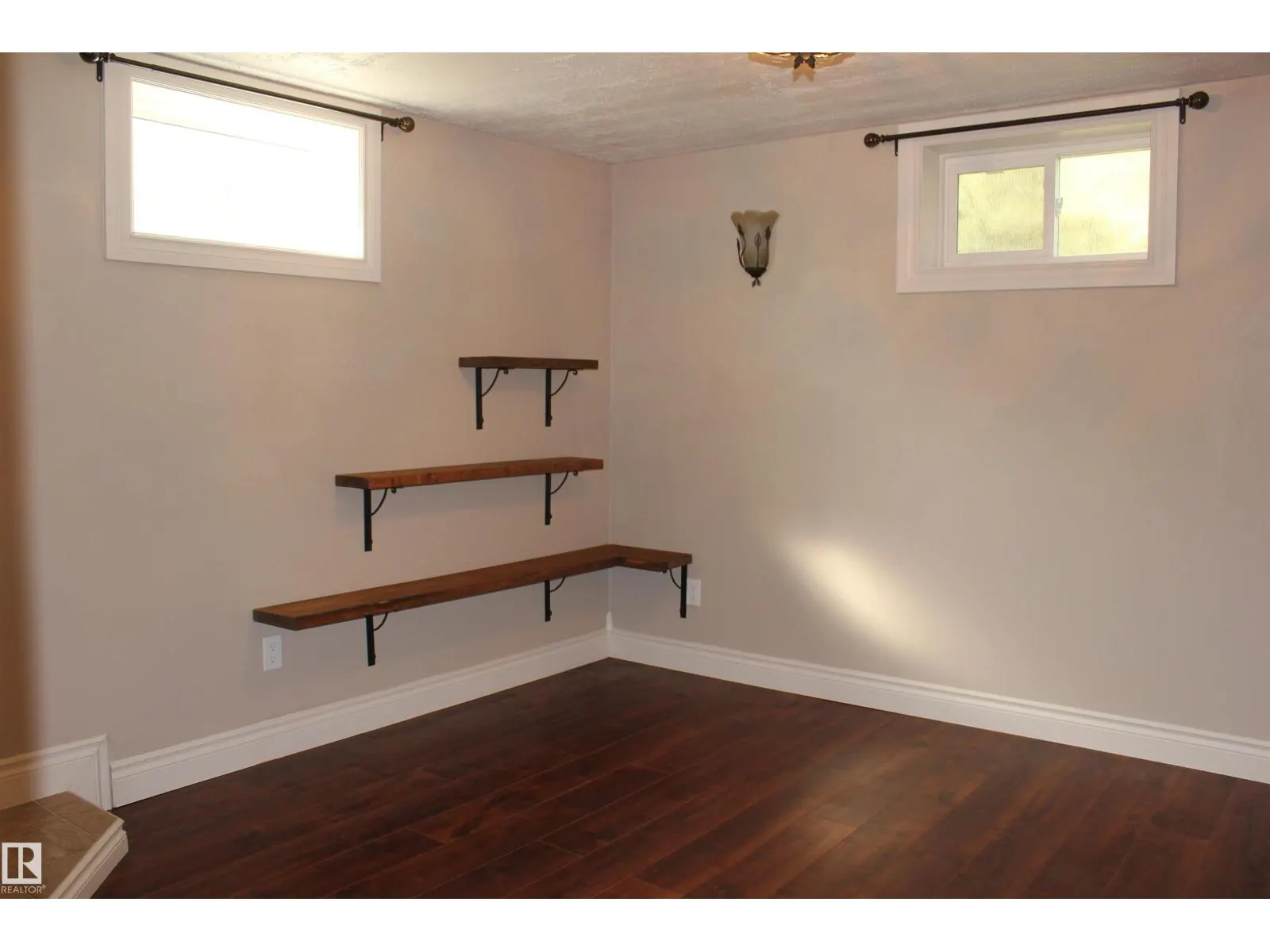 29 2nd ST E