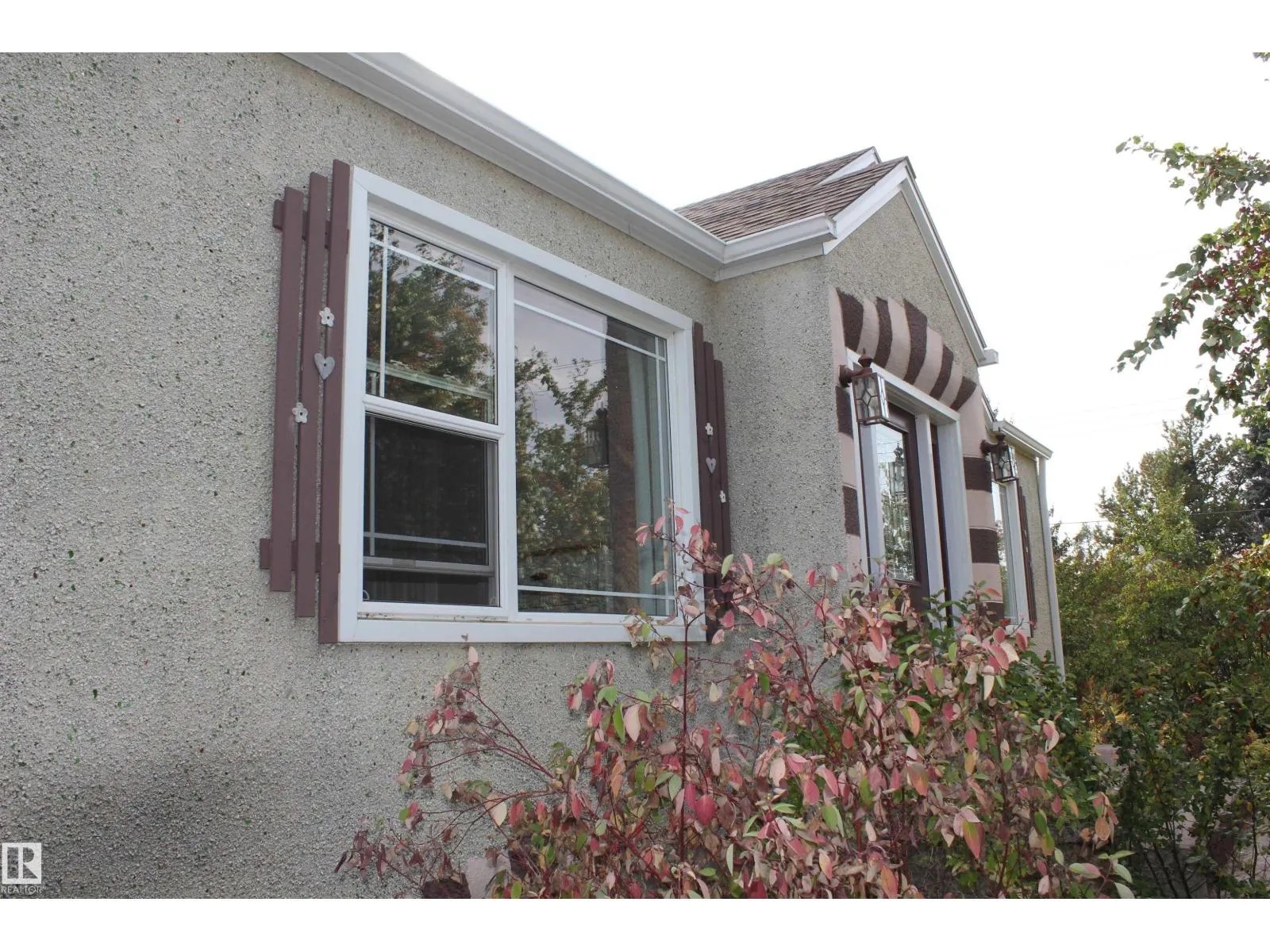 29 2nd ST E