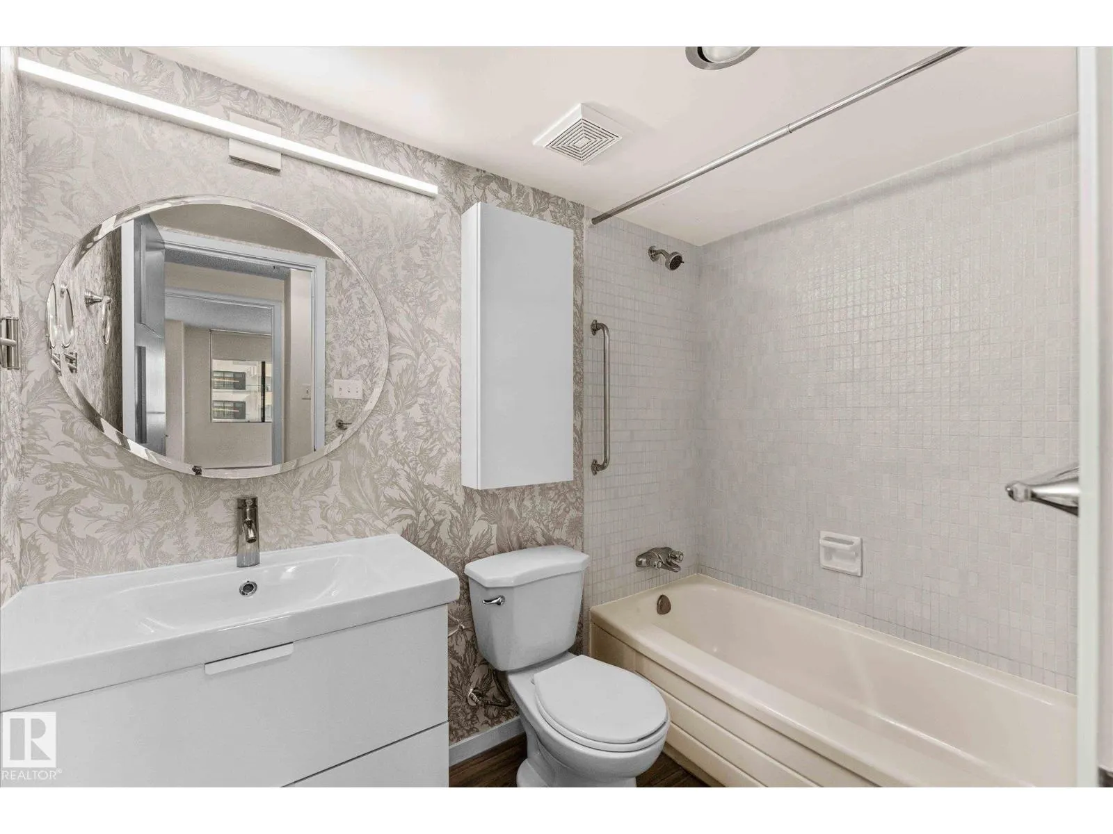 #401 10160 115 ST NW