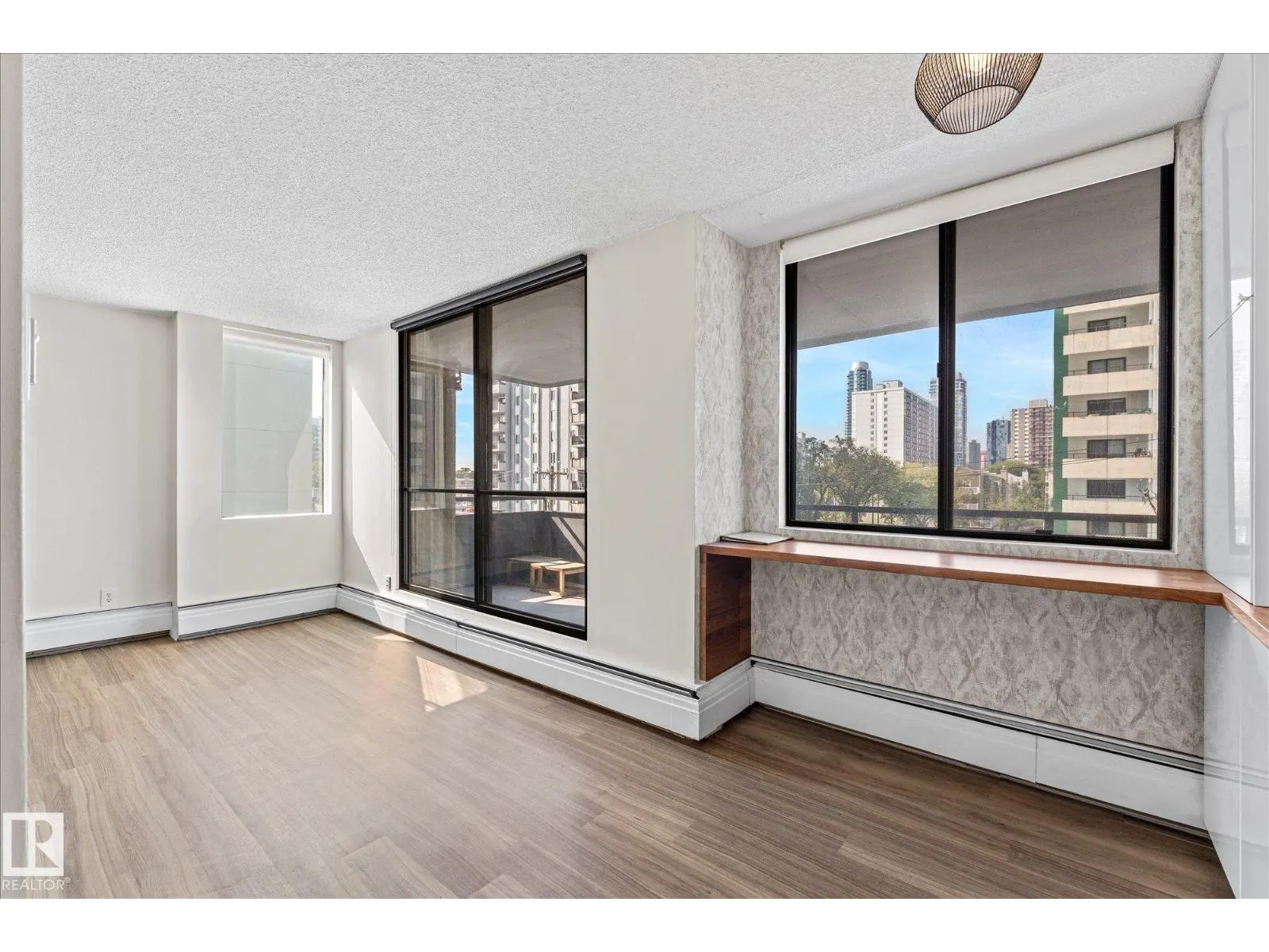 #401 10160 115 ST NW