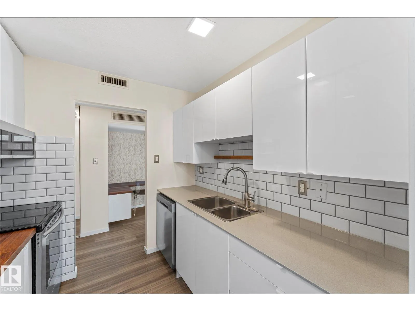 #401 10160 115 ST NW