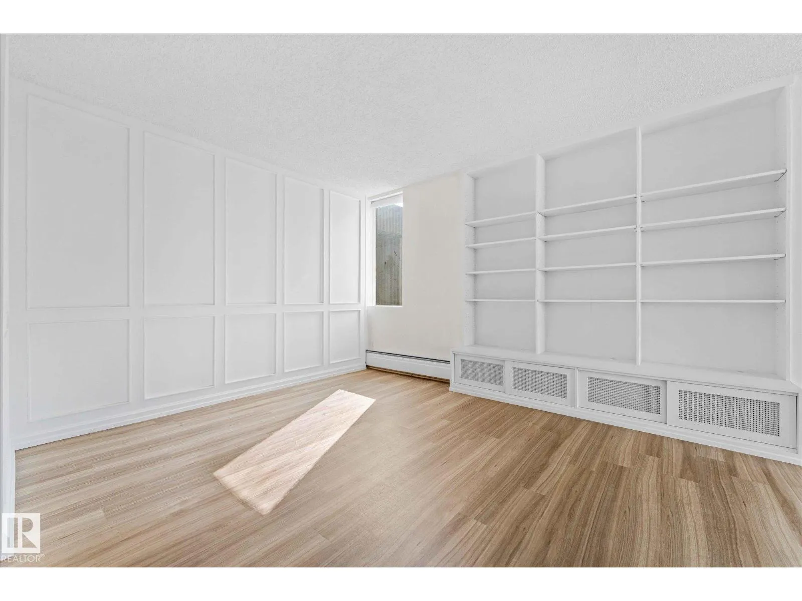 #401 10160 115 ST NW