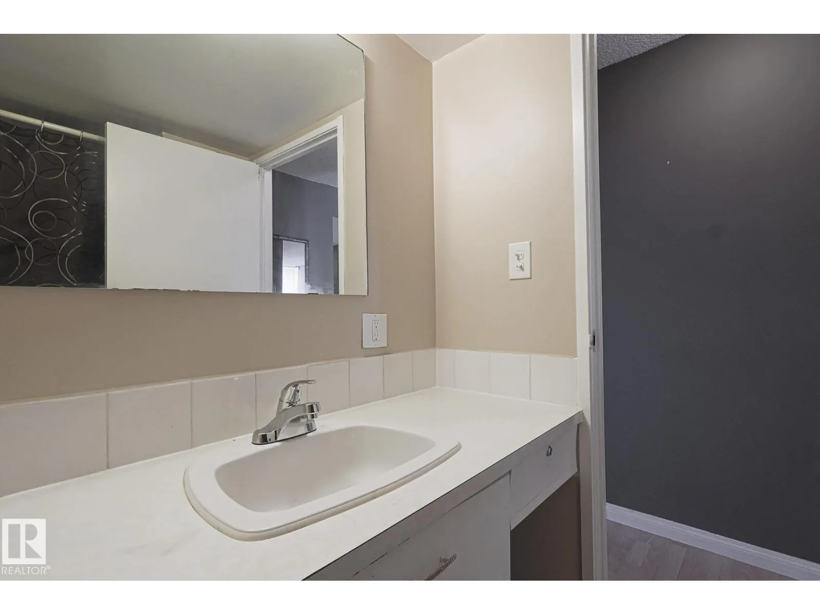 #23 8745 165 ST NW NW