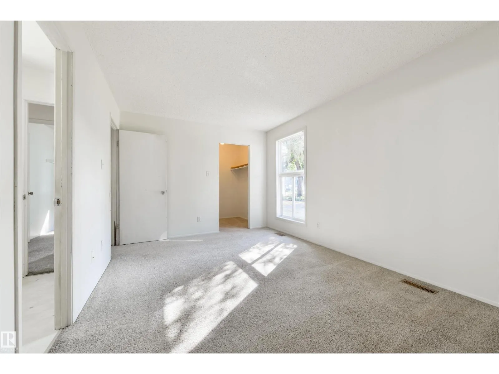#52 3111 142 AV NW