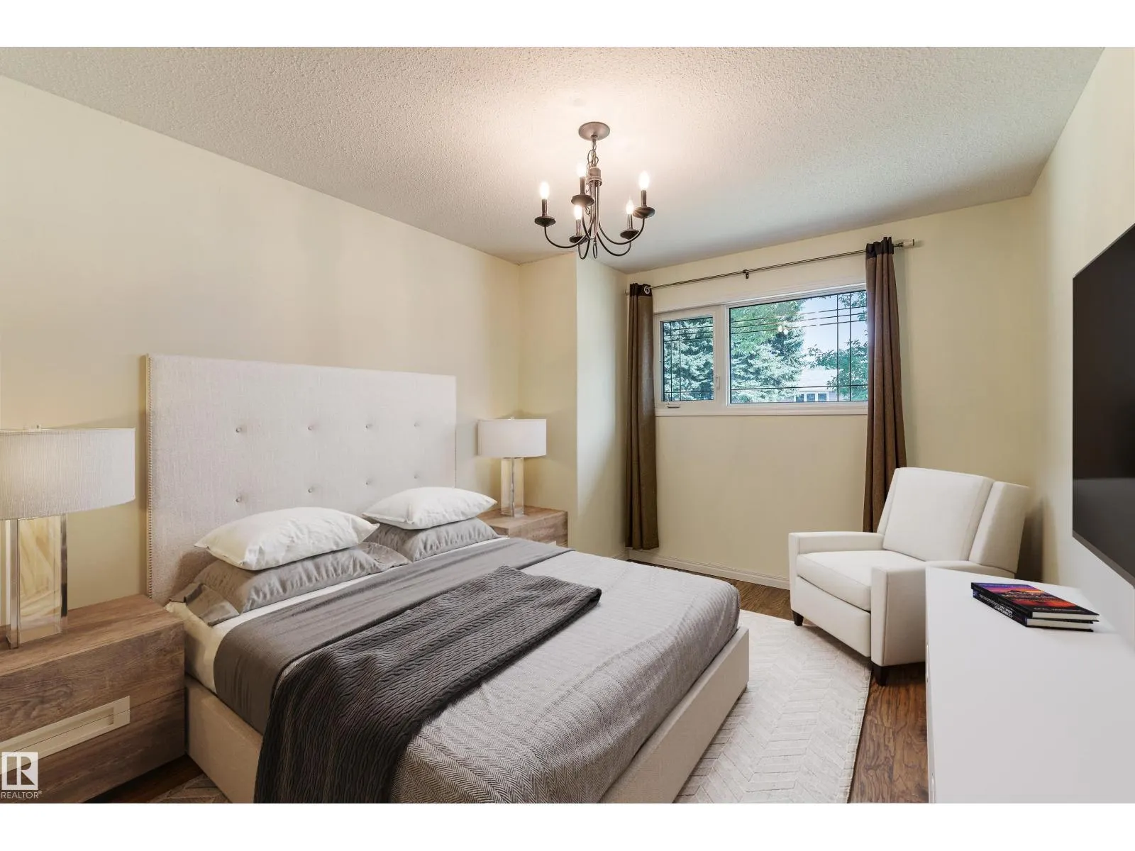 26 PEACOCK DR