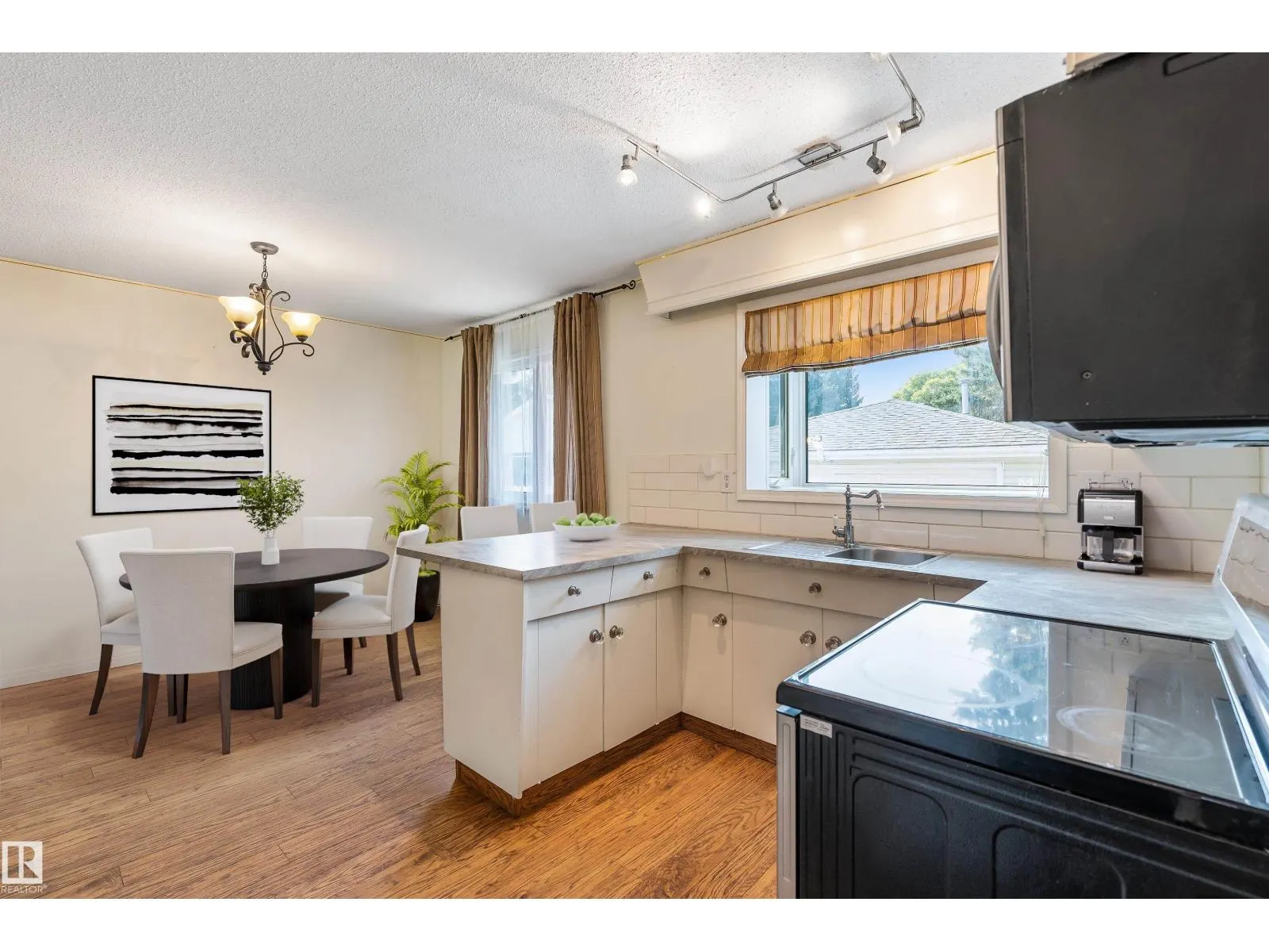 26 PEACOCK DR