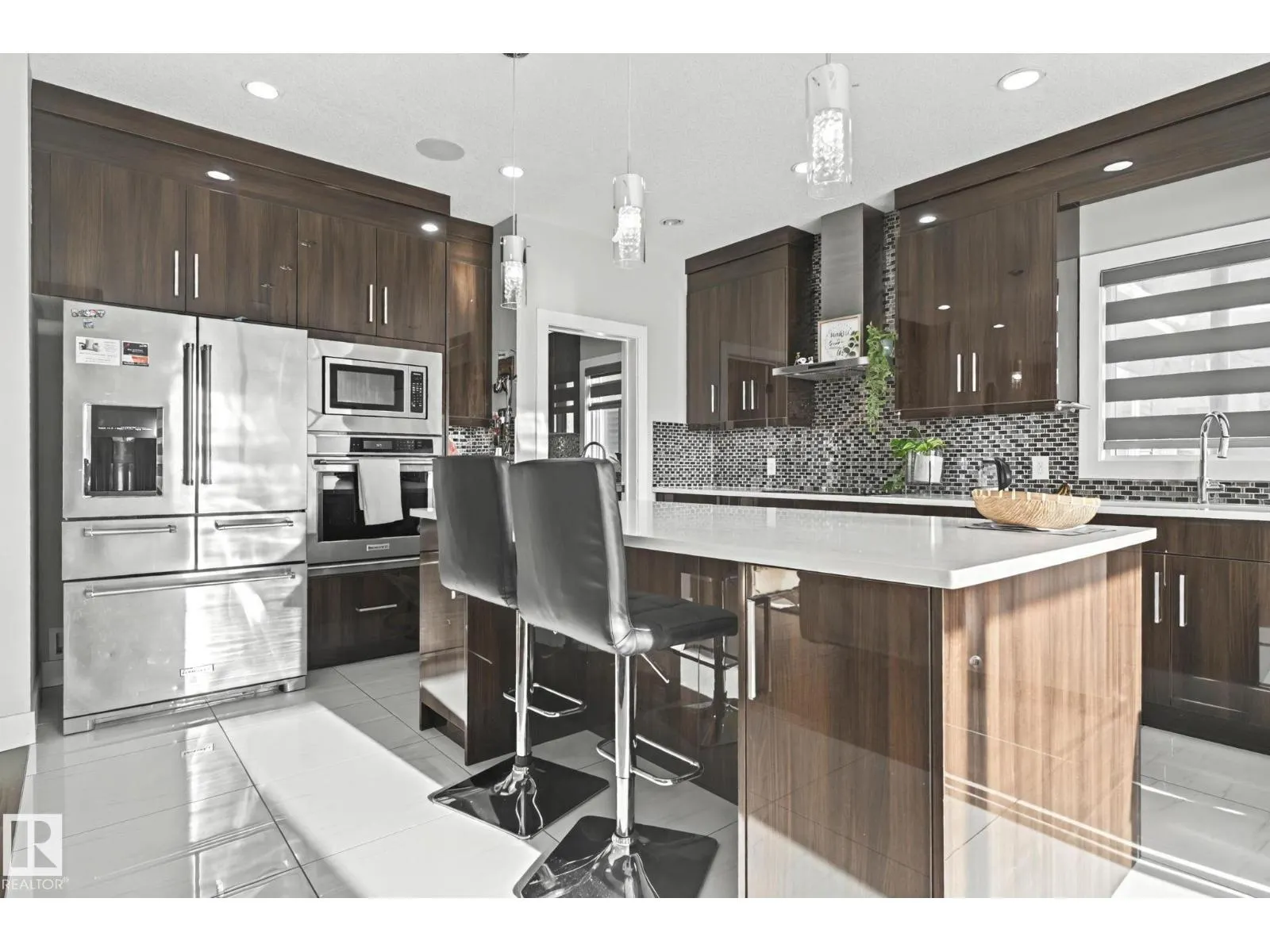 4119 7 AV SW