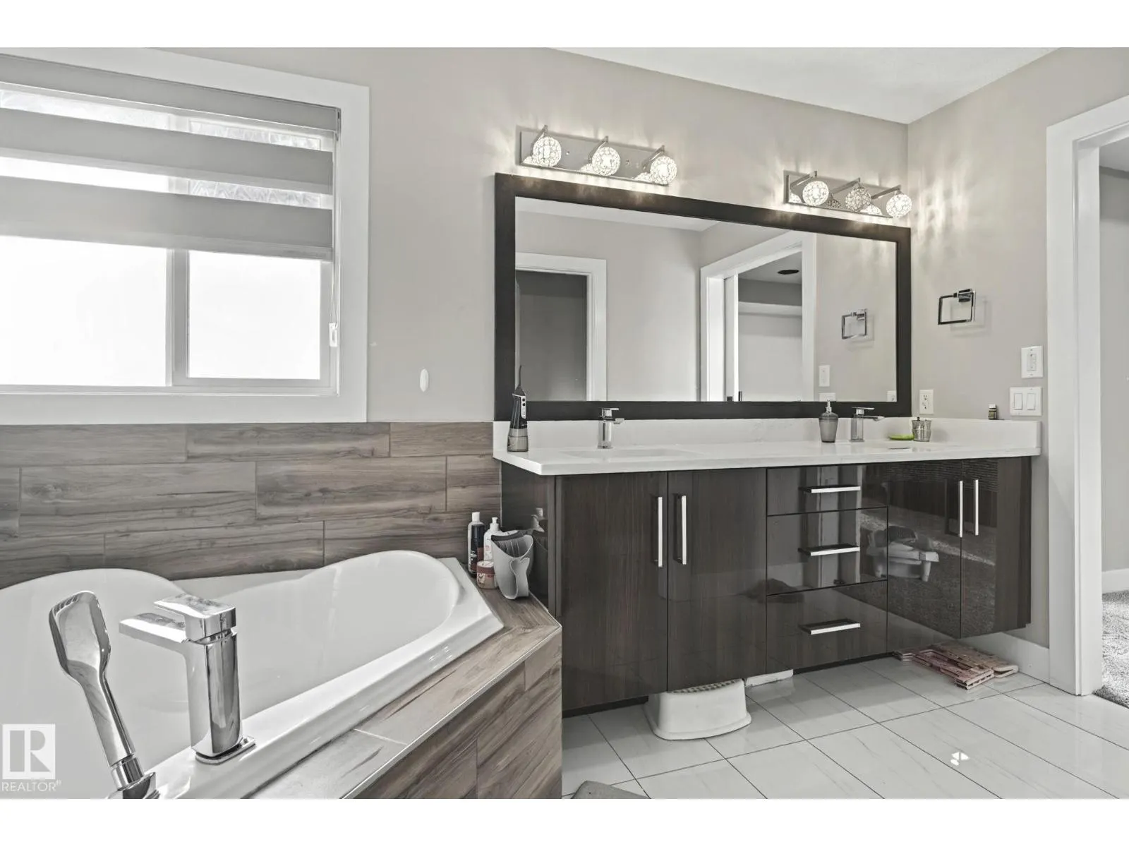 4119 7 AV SW