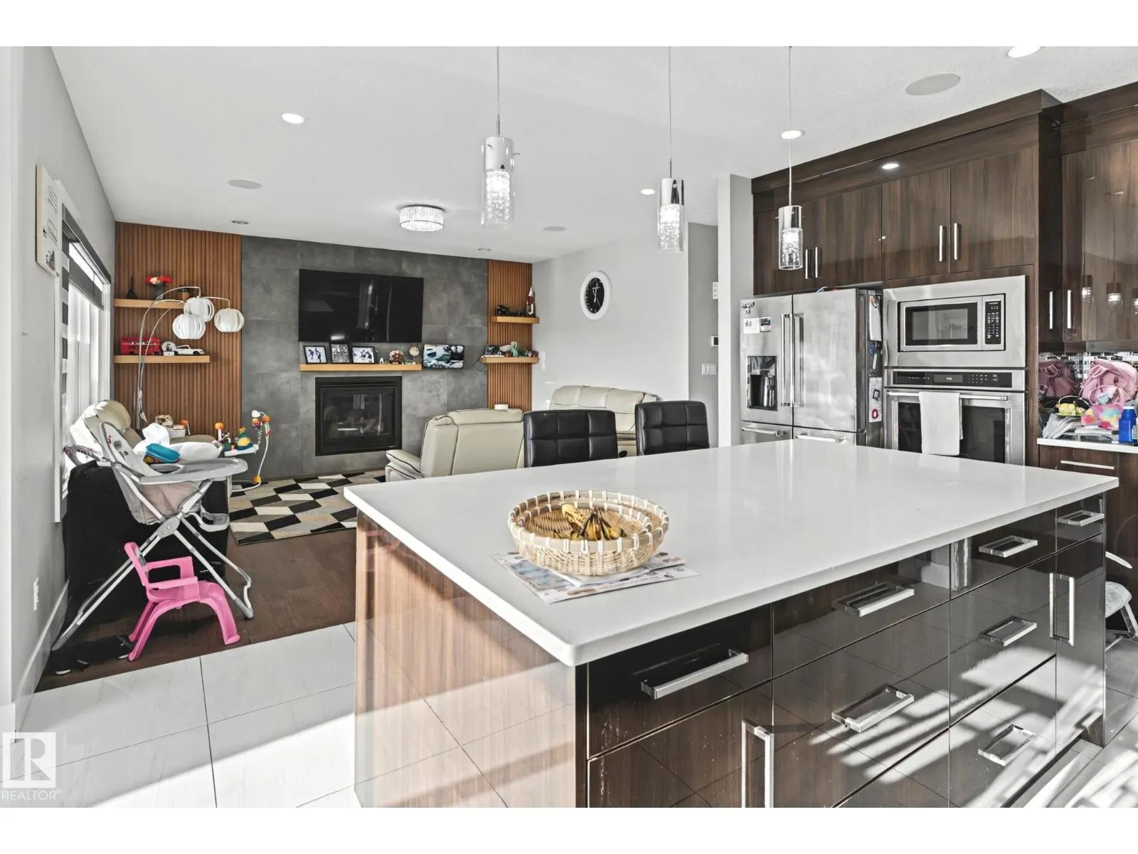 4119 7 AV SW