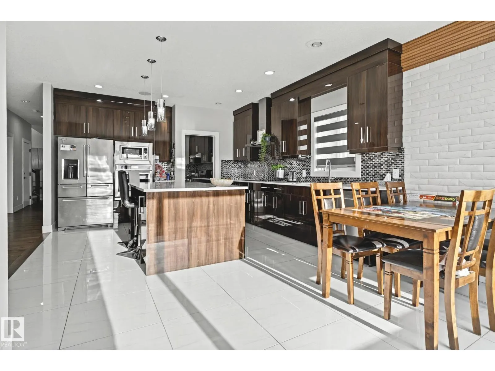 4119 7 AV SW