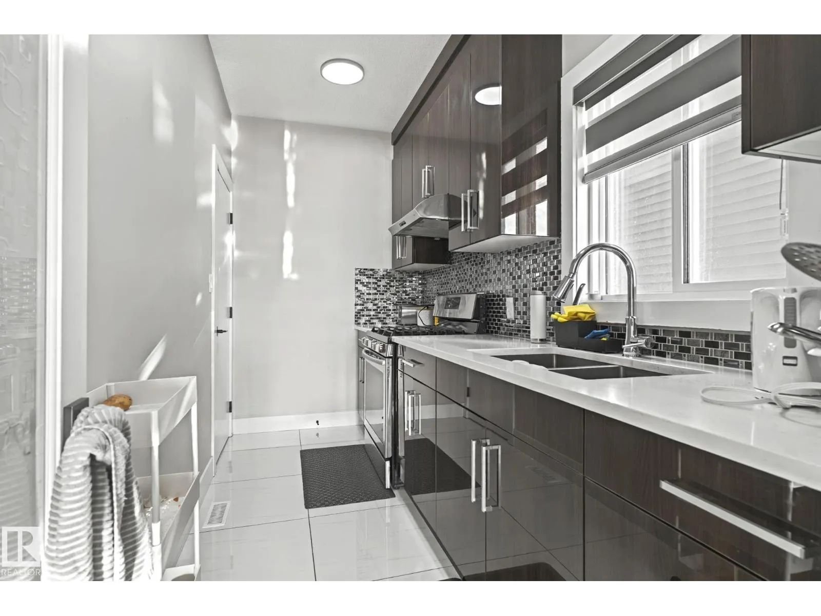 4119 7 AV SW
