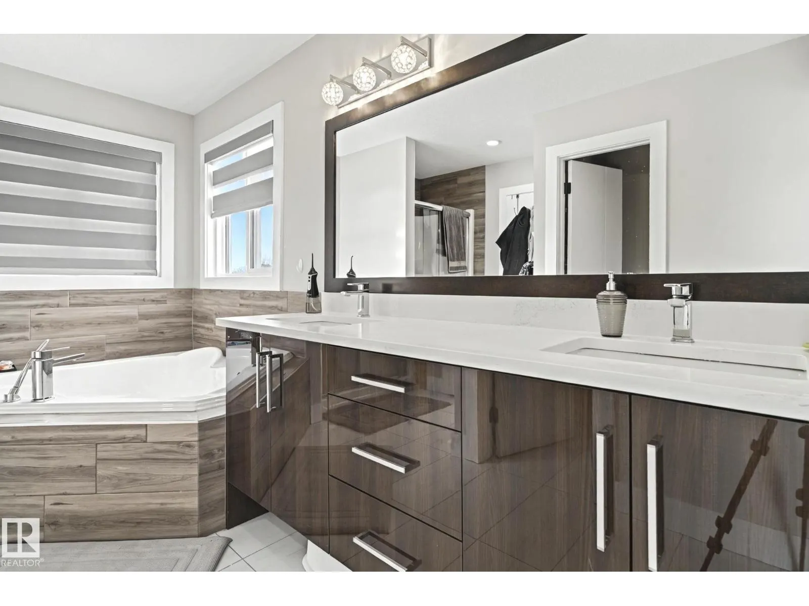 4119 7 AV SW