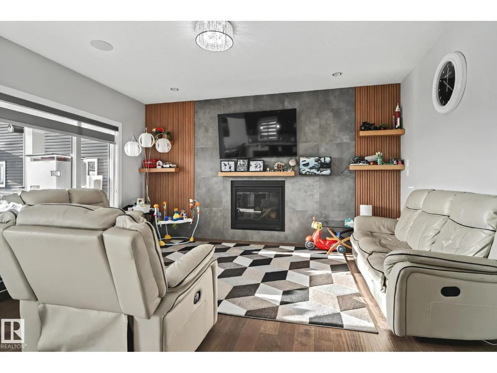 4119 7 AV SW