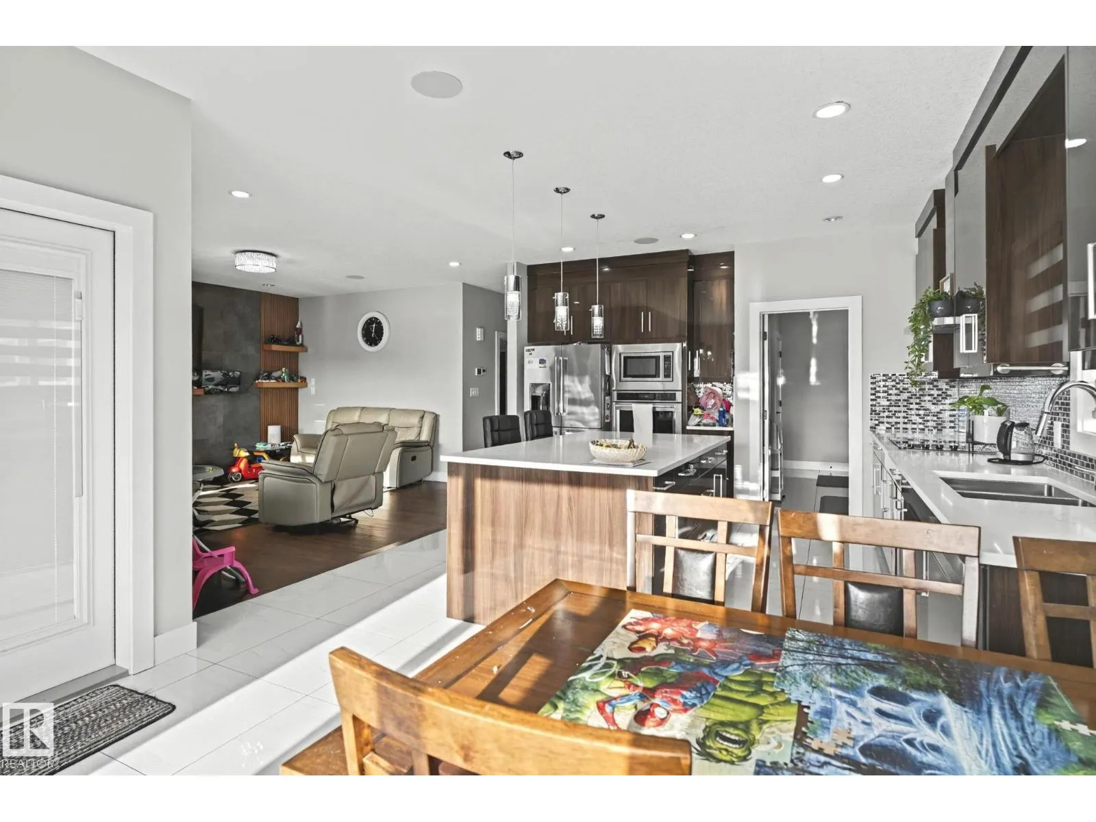 4119 7 AV SW