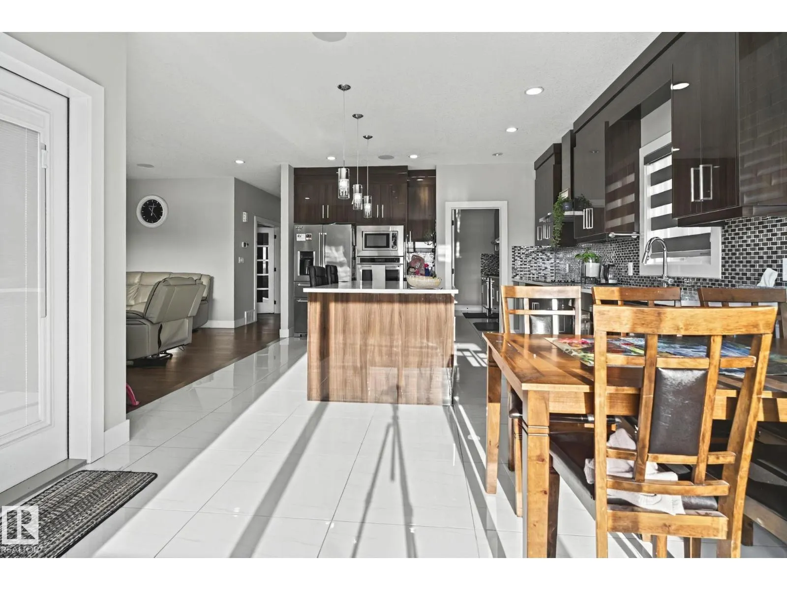 4119 7 AV SW
