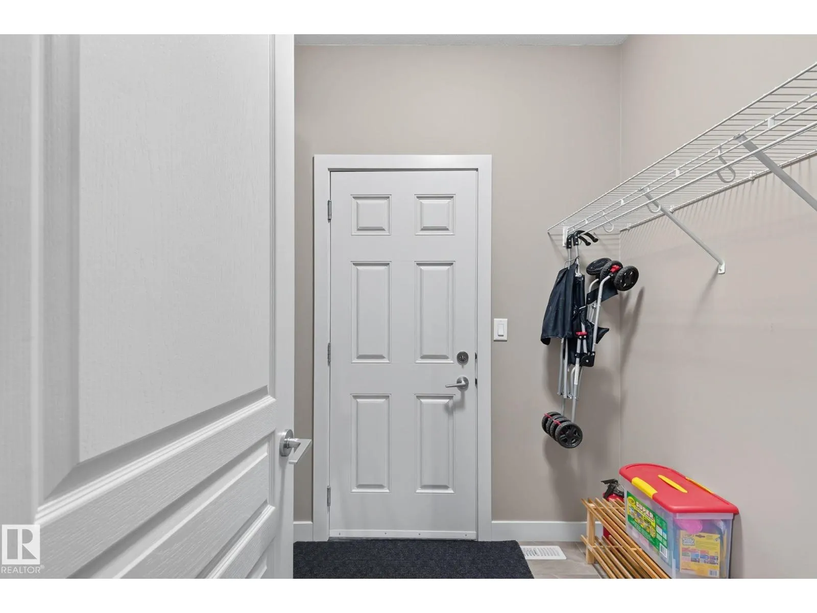 8039 18 AV SW