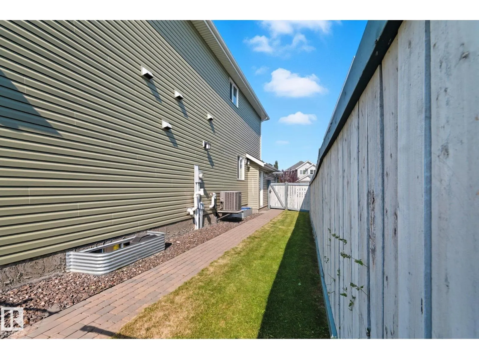 8039 18 AV SW